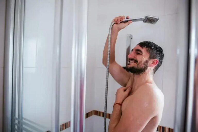 Adeus banhos quentes? Como a temperatura da água pode alterar sua saúde