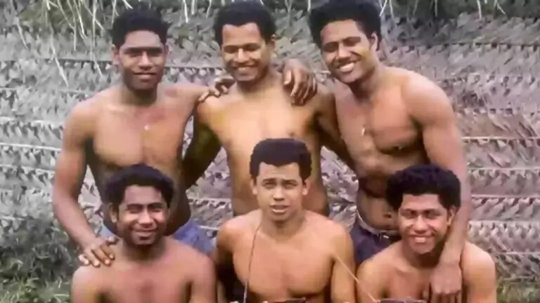Como seis adolescentes sobreviveram 15 meses perdidos em uma ilha deserta