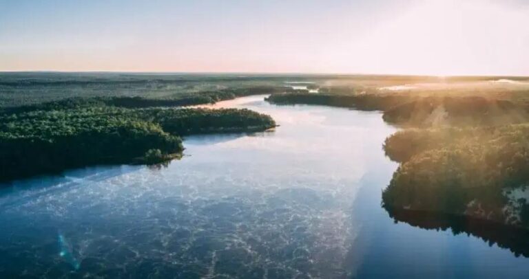 Ciência Revela Lagos e Rios Que Desafiam a Lógica Natural