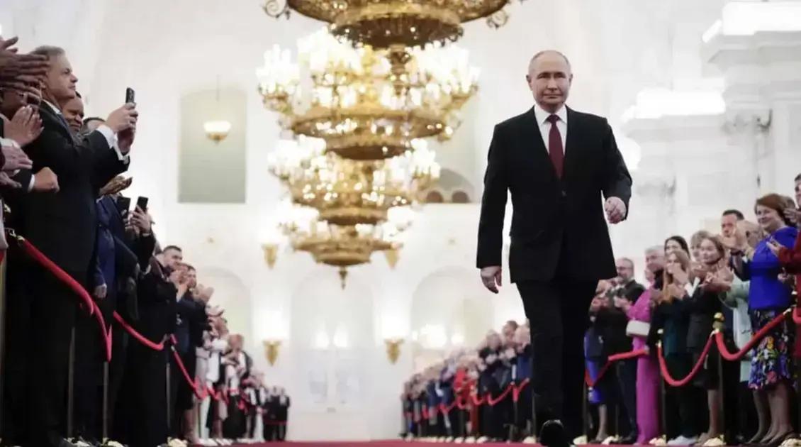 Entenda por que Vladimir Putin tem uma marcha peculiar e imóvel