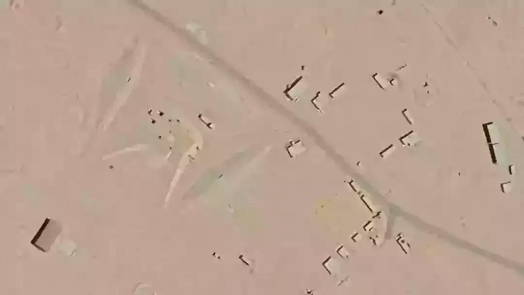 Mistério nas Pirâmides: Estruturas Estranhas Em Meio ao Deserto