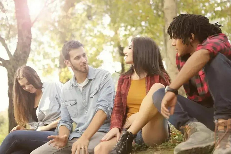 O que a psicologia diz sobre as interrupções em diálogos?
