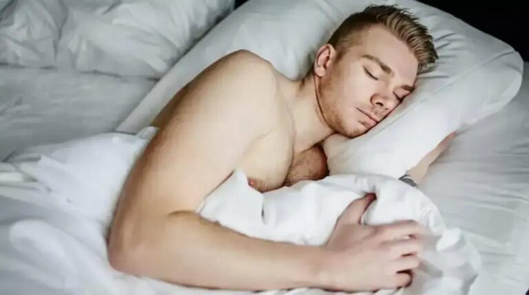 Por que dormir nu no calor pode atrapalhar seu sono
