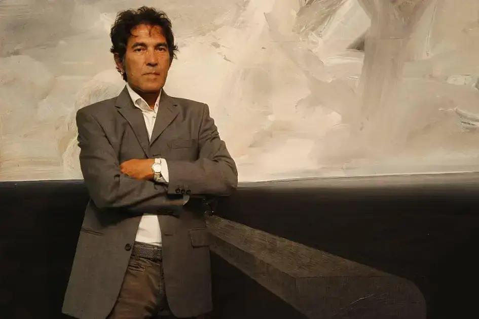 Artista vende escultura invisível por mais de 18 mil dólares