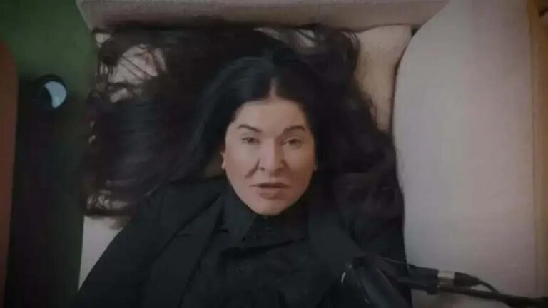 Marina Abramović: A Mestra da Arte Performática e Seus Desafios