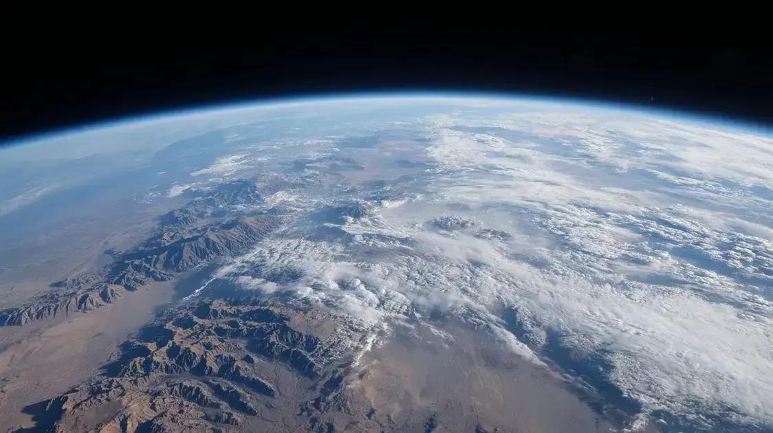 O mar de plástico: a única obra humana visível do espaço