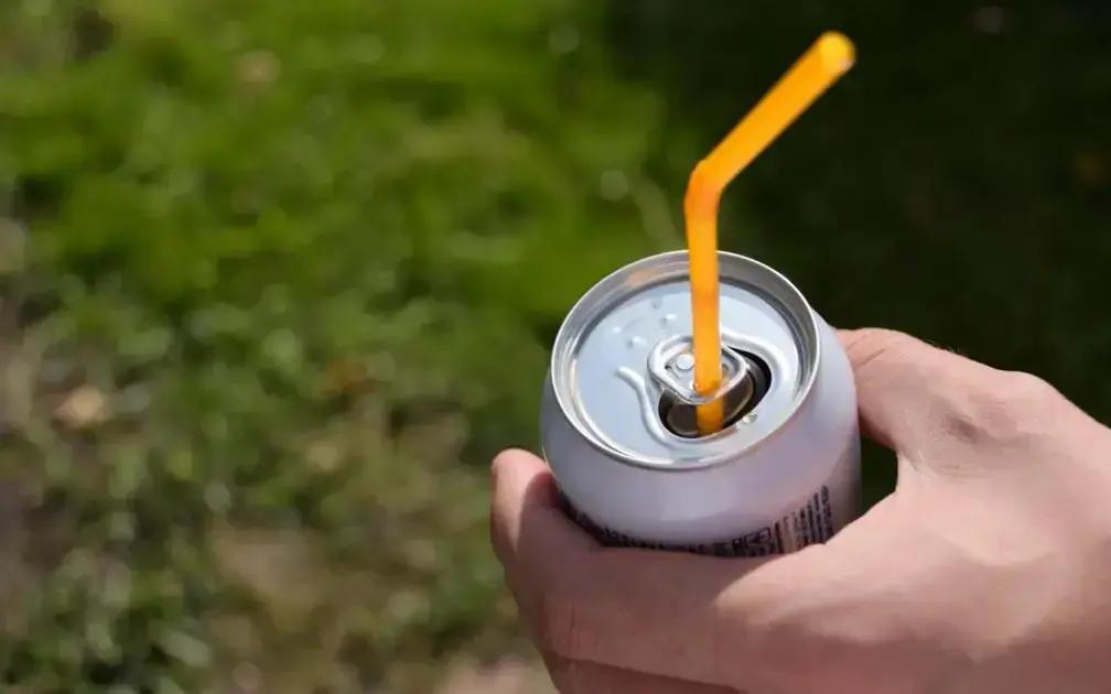 Descubra para que realmente serve o furo na lata de refrigerante