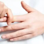 Os significados escondidos por trás de esfregar as mãos em conversas